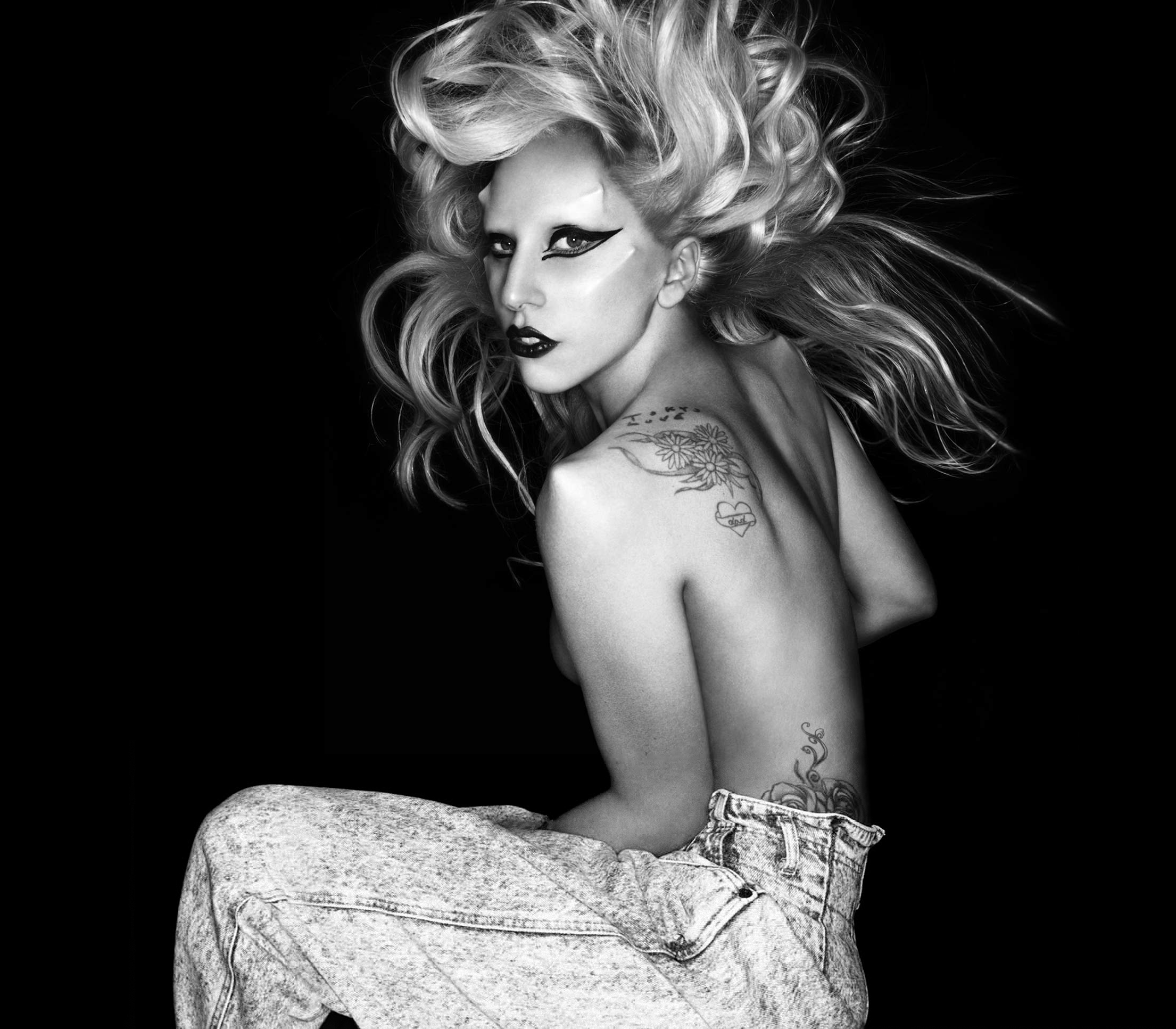  Lady Gaga returns to bizarre style with high platforms, low cut top at VMA Dinner