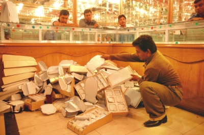 Criminals explode bombs, loot shop