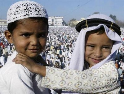 Iraqis urged not to hug or kiss during holiday season 