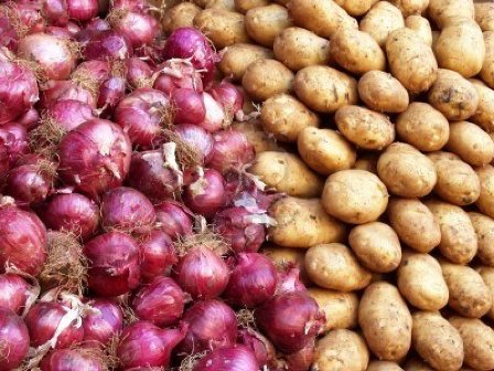 Delhi Govt. opens stalls to sell onion & potato at affordable prices
