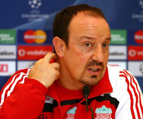 Liverpool boss Benitez still backs veteran Carragher 