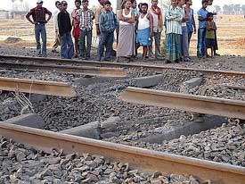 Maoists blow up railway tracks in Bihar