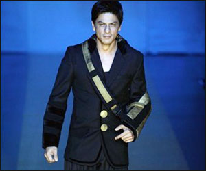 On LFW Day 4, King Khan Walks The Ramp For Manish Malhotra!