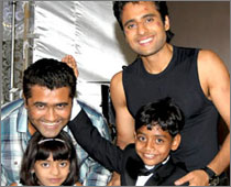 Slumdog Millionaire Kids Rubina & Azharuddin Bag Bollywood Film!