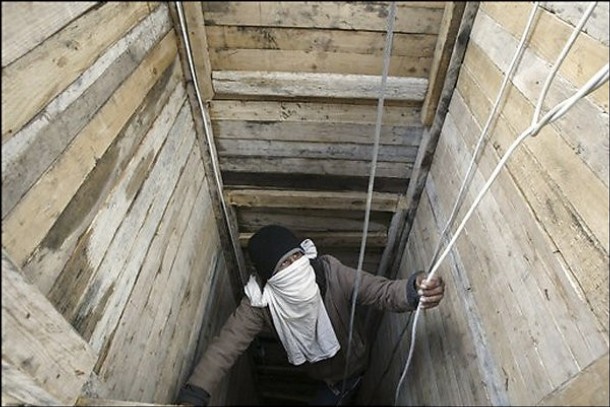  Gaza smuggling tunnel collapses 