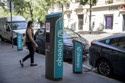 UK plug-in car sales surge by 33% in October 2023