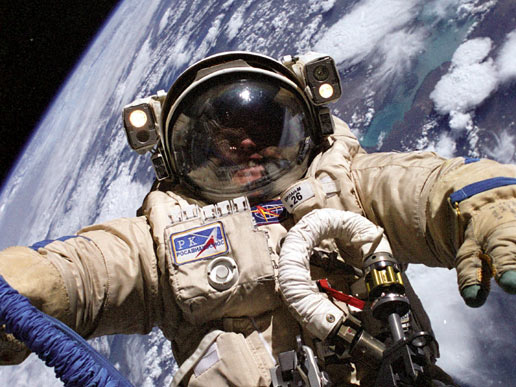 Communications glitch delays risky Russian spacewalk