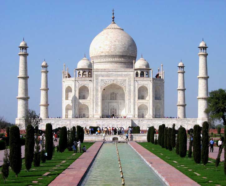 Spanish couple weds in city of Taj Mahal
