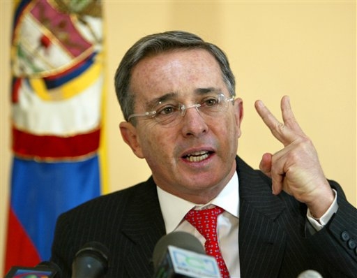 Farc quer negociar, mas Uribe nega conversa com “criminosos”
