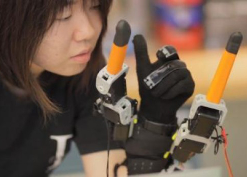 New wrist-robot gives you two extra finger