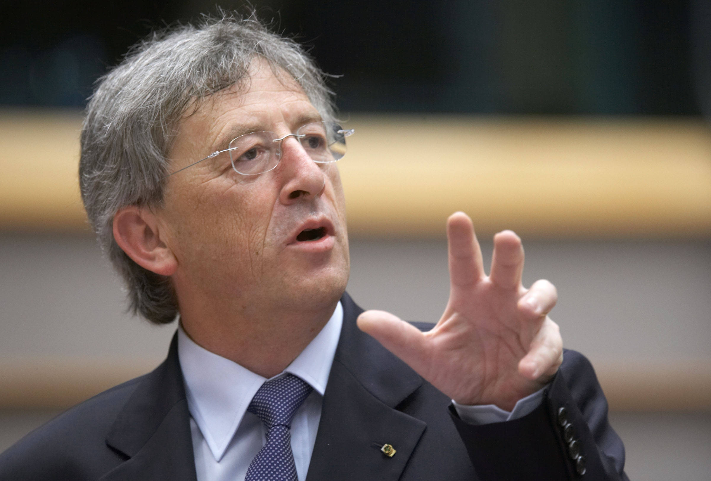 EU leaders to approve economic stimulus, Juncker says 