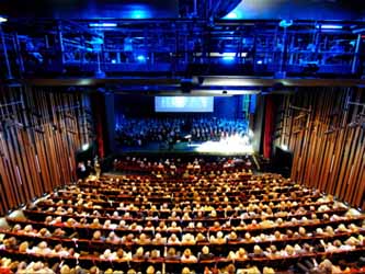 Harlem's Apollo Theatre celebrates 75 years 