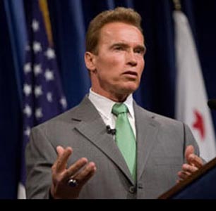 Schwarzenegger returns art stolen by Nazis