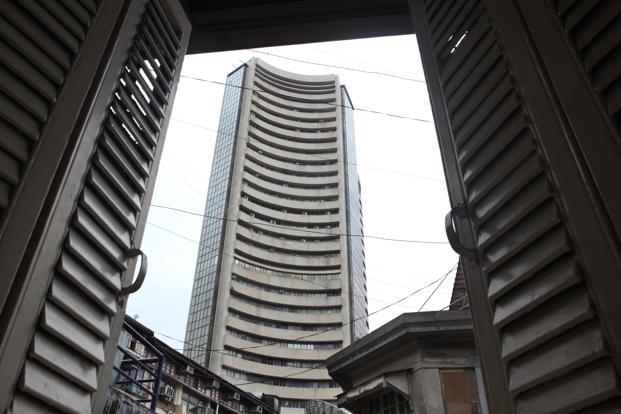 Indian Market Trades Flat on Monday; Hindalco, Bajaj Auto Among Losers