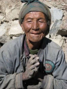 Chinese beggar, shoeshine women give their earnings to quake victims