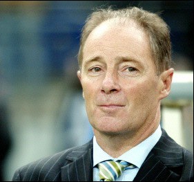 Former Ireland manager Kerr signs Faroes job 