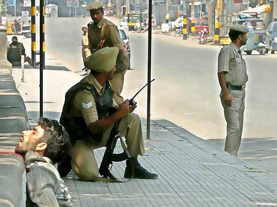 Trooper injured in a bomb blast in Dantewada  
