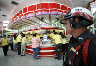 Price fluctuations shut down Chinatown gold shops in Bangkok