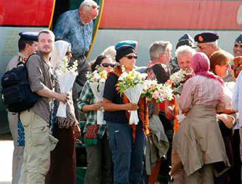 Freed Italian tourists arrive home