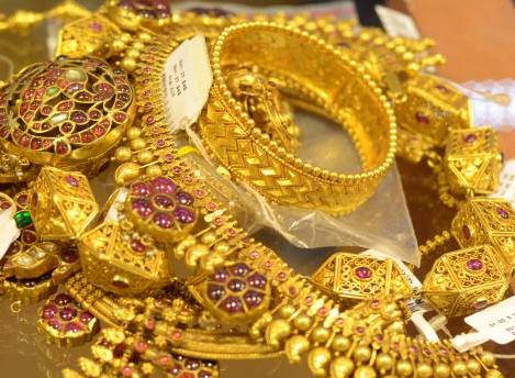 Gold futures dip below Rs 33k level as FMC hikes margin