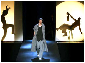 Delhi artists create glass stage for fashion show