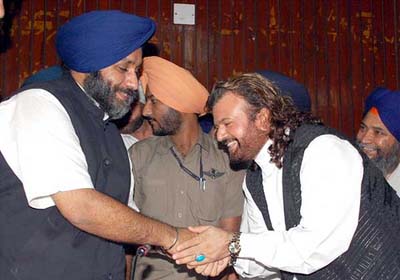 Singer Hans Raj Hans to contest LS polls from Jalandhar on a SAD ticket