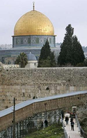 Israeli archeologists find rare ancient stone seal 