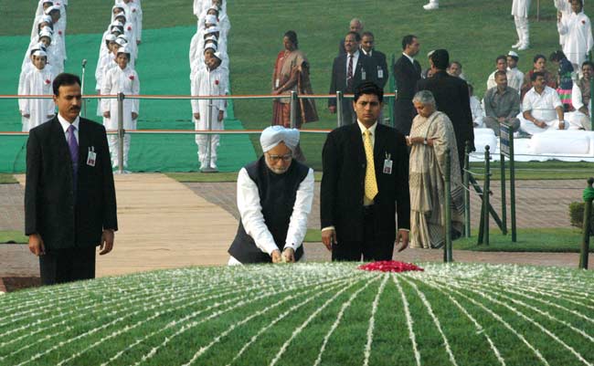 PM leads nation in paying floral tribute to Nehru