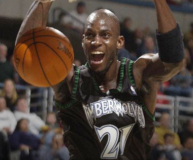 Garnett sparks surging Celtics to 16th consecutive win