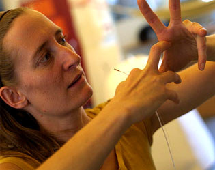 ''Living wallpaper'' can activate lamps, control music systems just by a touch!
