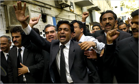 Pak lawyers divided over sacked Judges issue