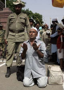 India hands over body of Pakistani prisoner