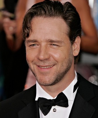 Russell Crowe takes gossip columnist for a ‘bike’ ride