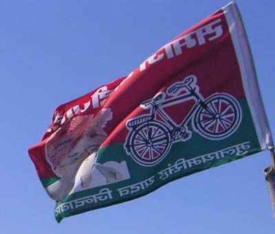 Samajwadi Party activists allegedly dole out money to voters in Mumbai