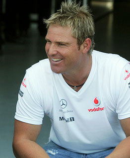 Warne seeks police protection to ward off paparazzi photographer