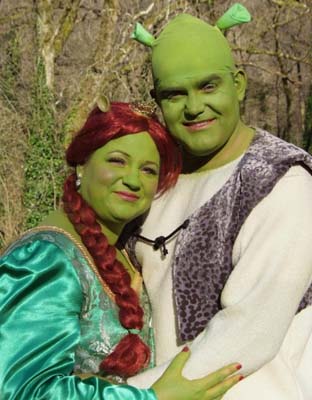Brit couple’s Shrek-themed marriage!