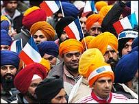 Sikhs protest against French law banning turbans