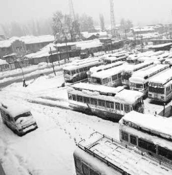 Fresh snowfall greets Srinagar