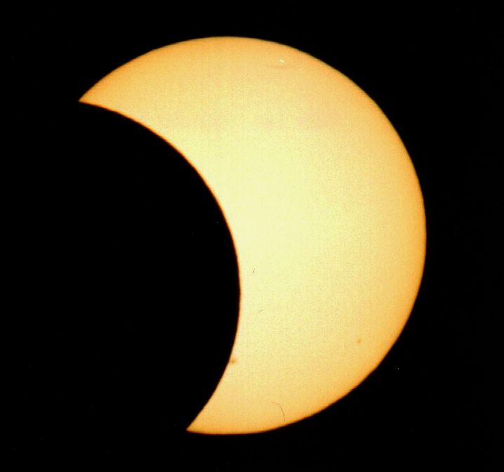 Arabs fill the streets to watch partial solar eclipse