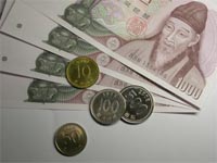 South Korea keeps key interest rate at record low 