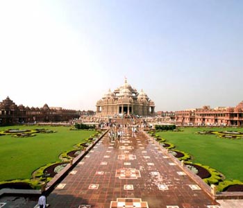 Sunny morning in Delhi, clear day ahead