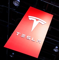 Tesla opens company store in San Diego shopping mall