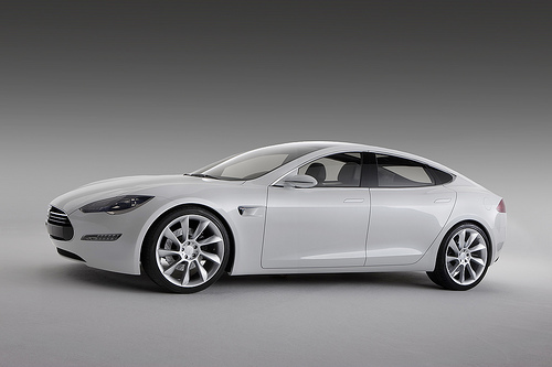 Tesla delivers first Model S electric cars to customers