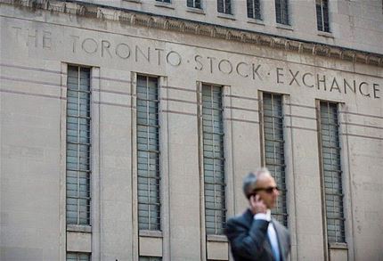 Toronto stock market falls on Friday on lower commodity prices