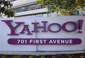 Yahoo reports loss but beats expectations