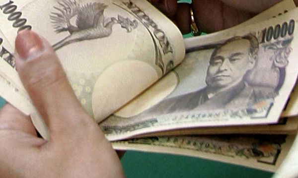 Yen falls significantly on Thursday following general elections