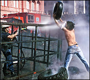 Argentine demonstrator dies after being crushed by street lamp