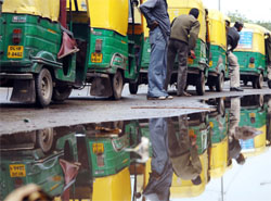 Autorickshaw drivers clash with police in Lucknow