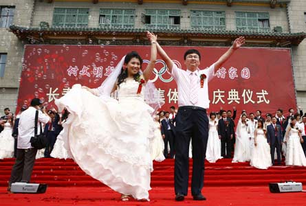 300,000 couples wed on China's triple-eight Olympic date 