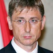Prime Minister Gyurcsany quits as Socialist Party leader